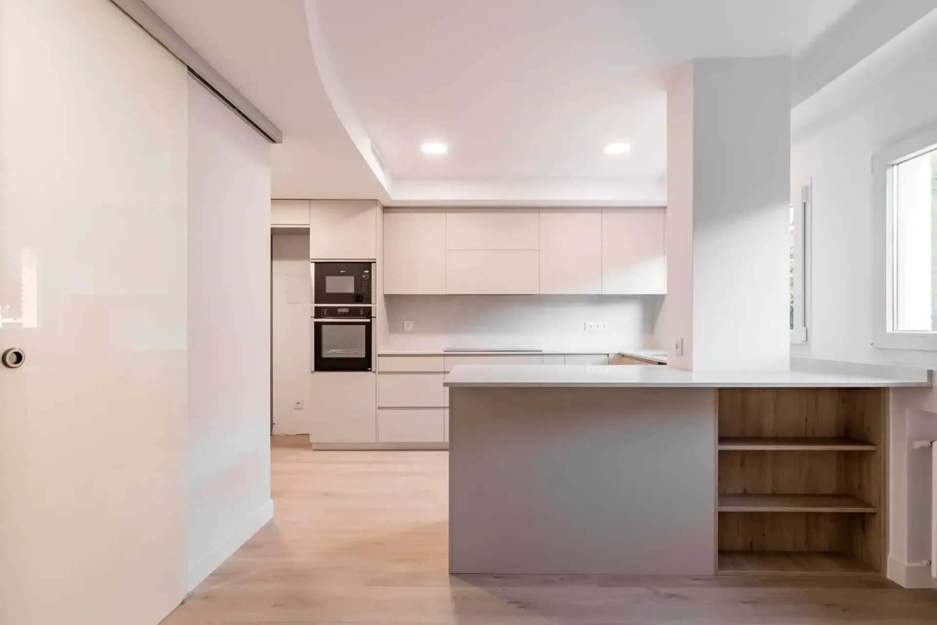 Una cocina vacía con una gran isla en el medio de la habitación.