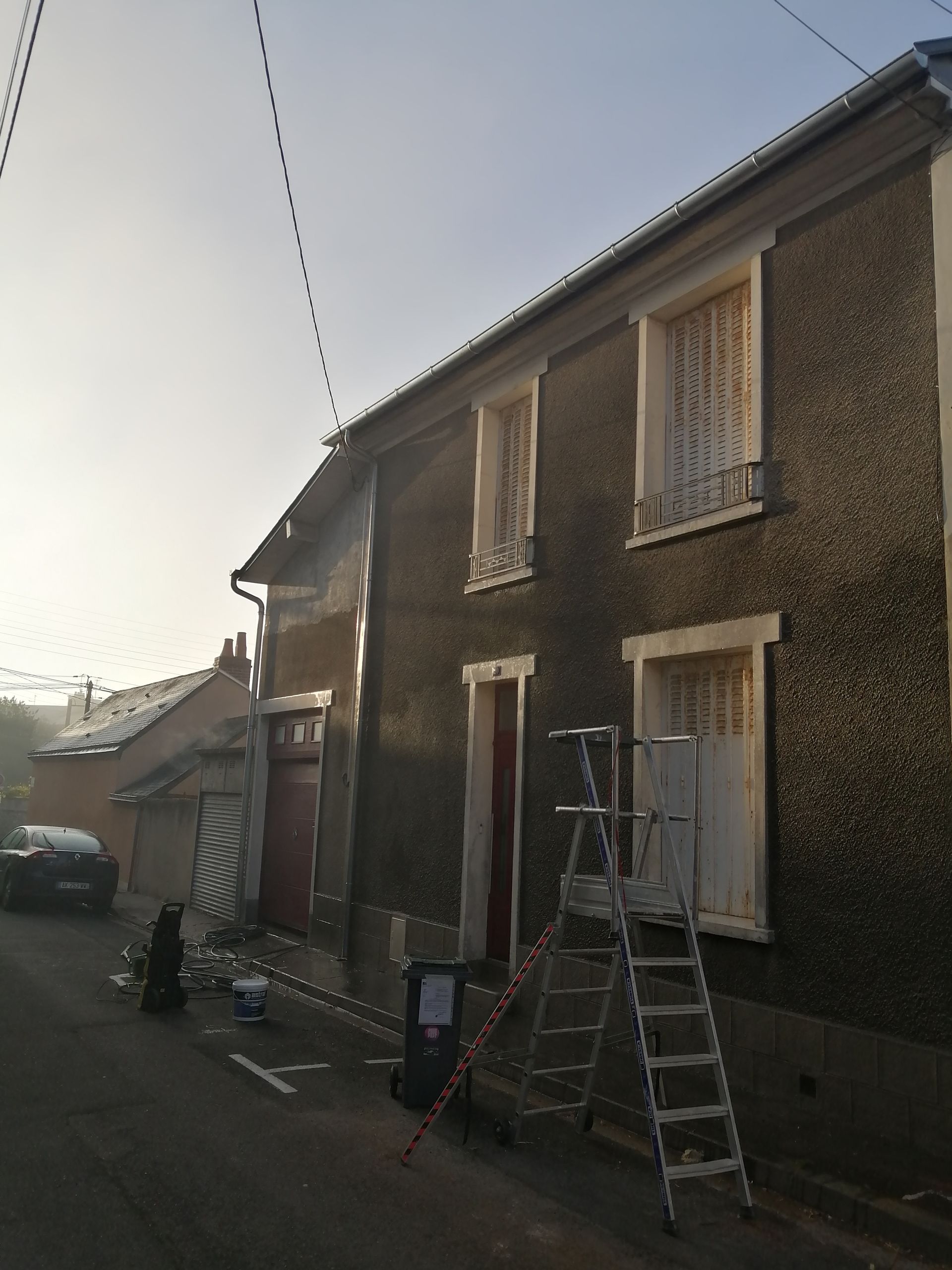 Ravalement de façades d'une maison avant travaux