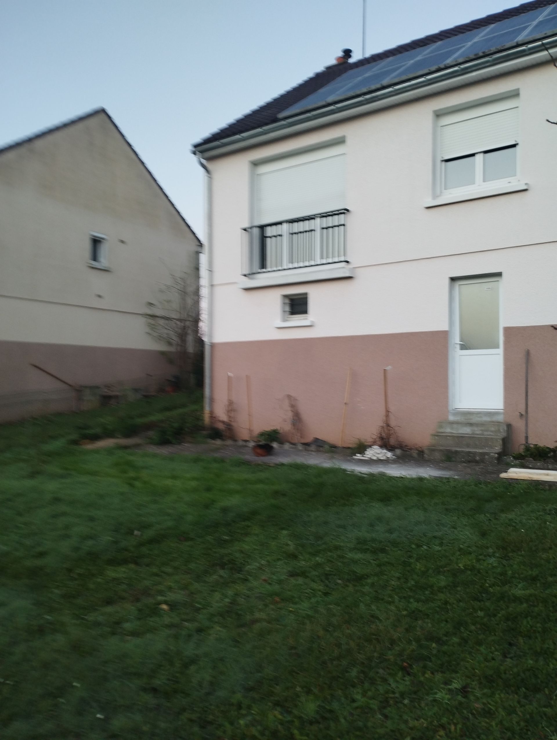 Un bâtiment de deux étages avec un soubassement peint en brun