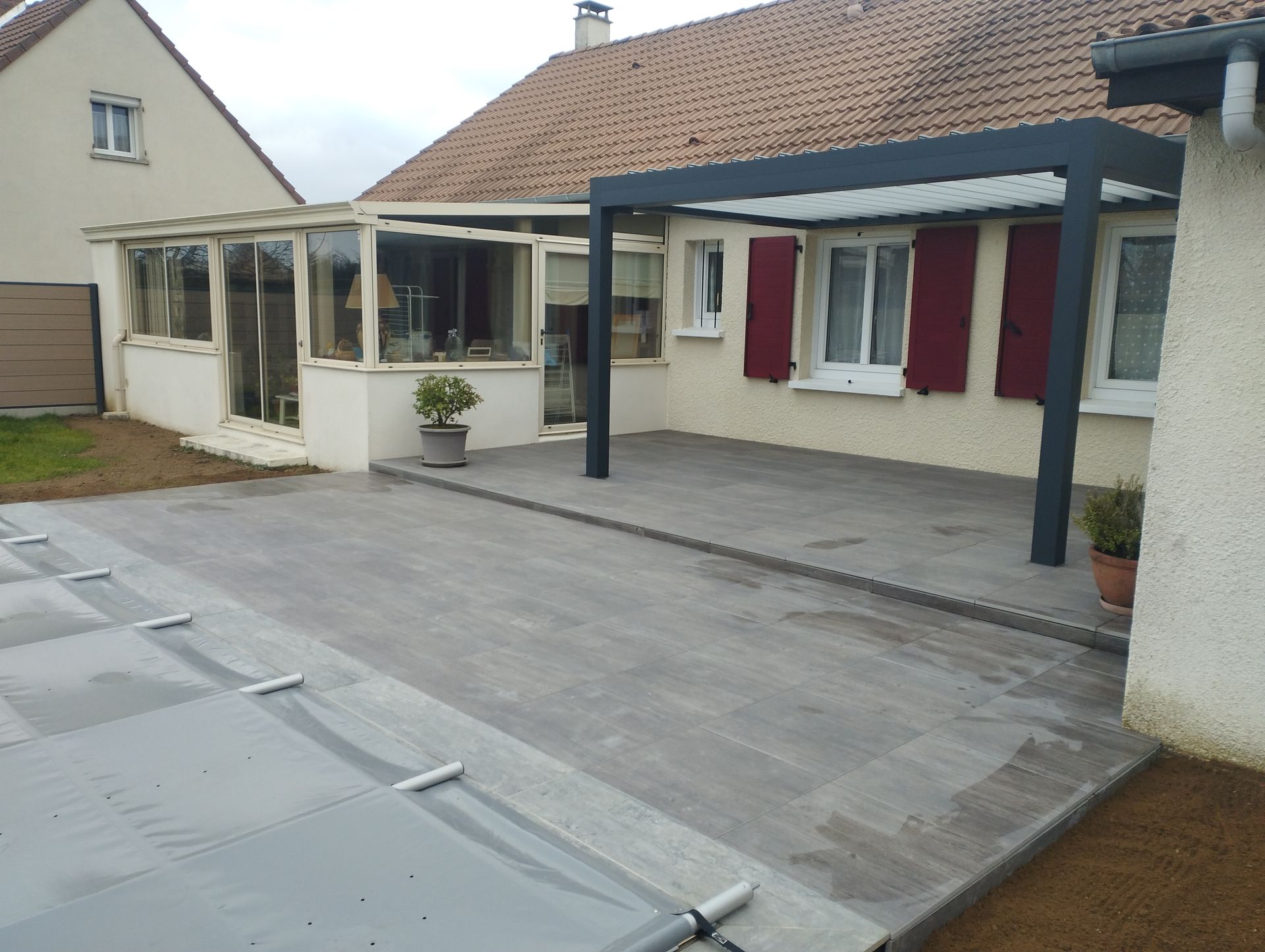 Maison avec terrasse, pergola et piscine couverte