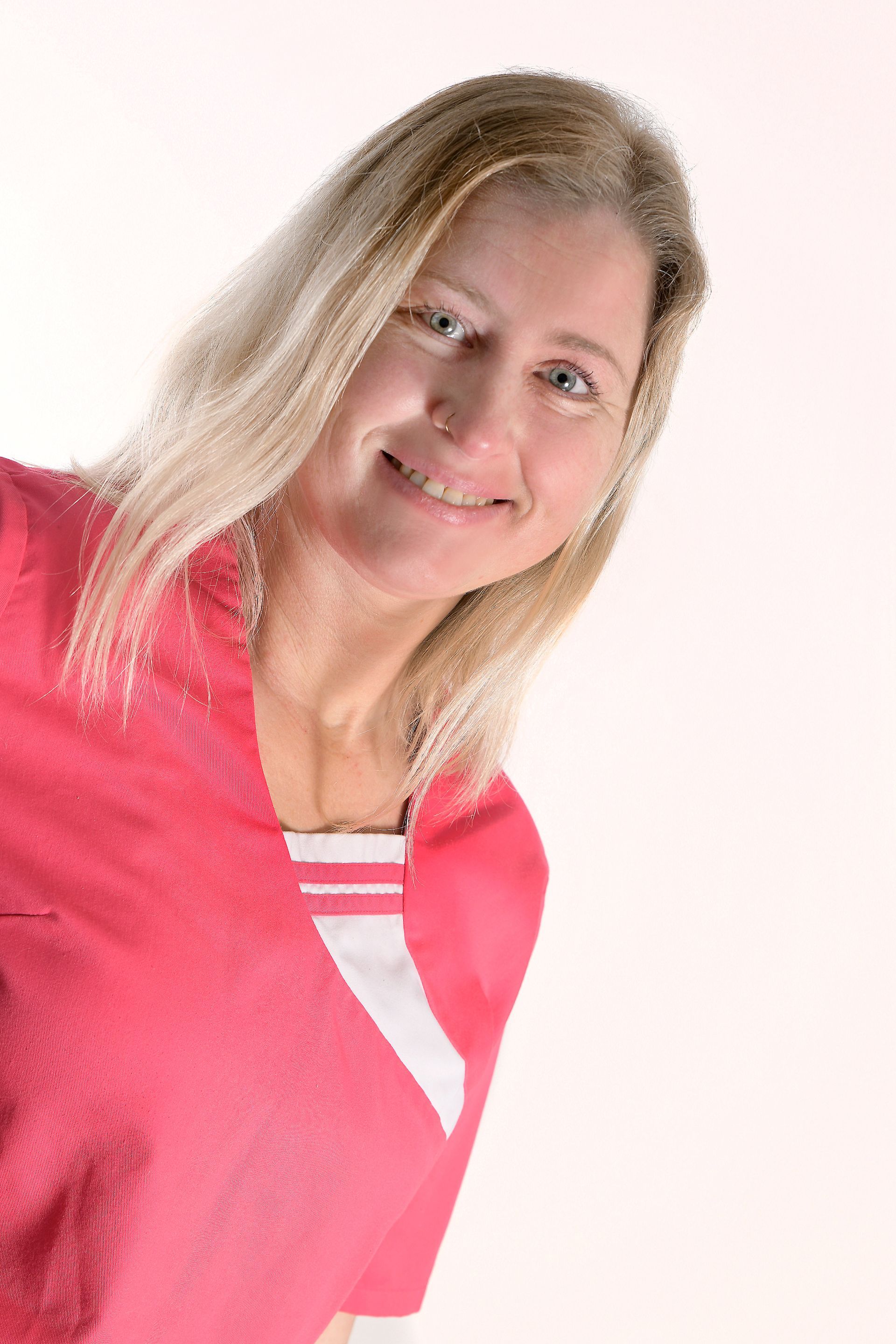 Porträt der Hauswirtschaftspflegerin Nina mit langen blonden Haaren und einem herzlichen Lächeln.