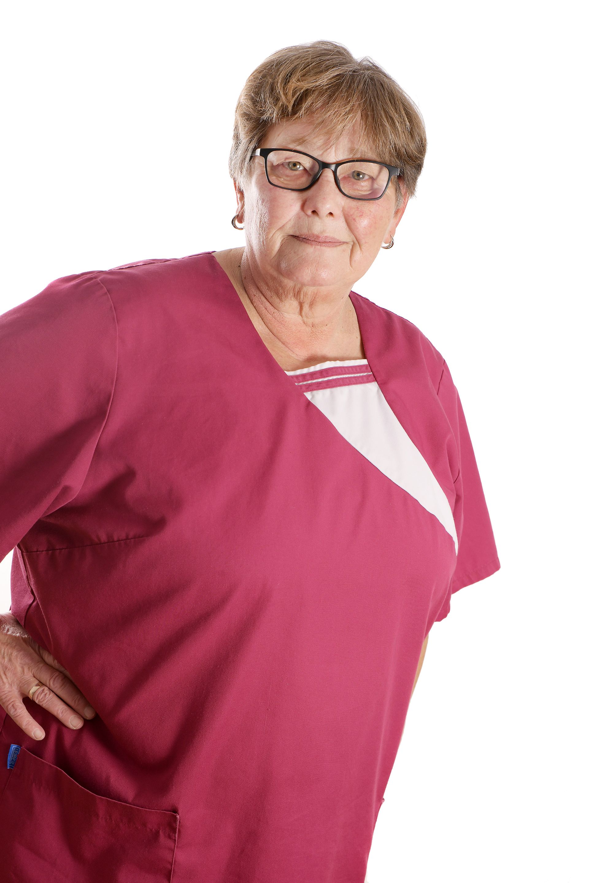 Porträt der Pflege- und Betreuungskraft Heike mit Brille und kurzem braunem Haar.