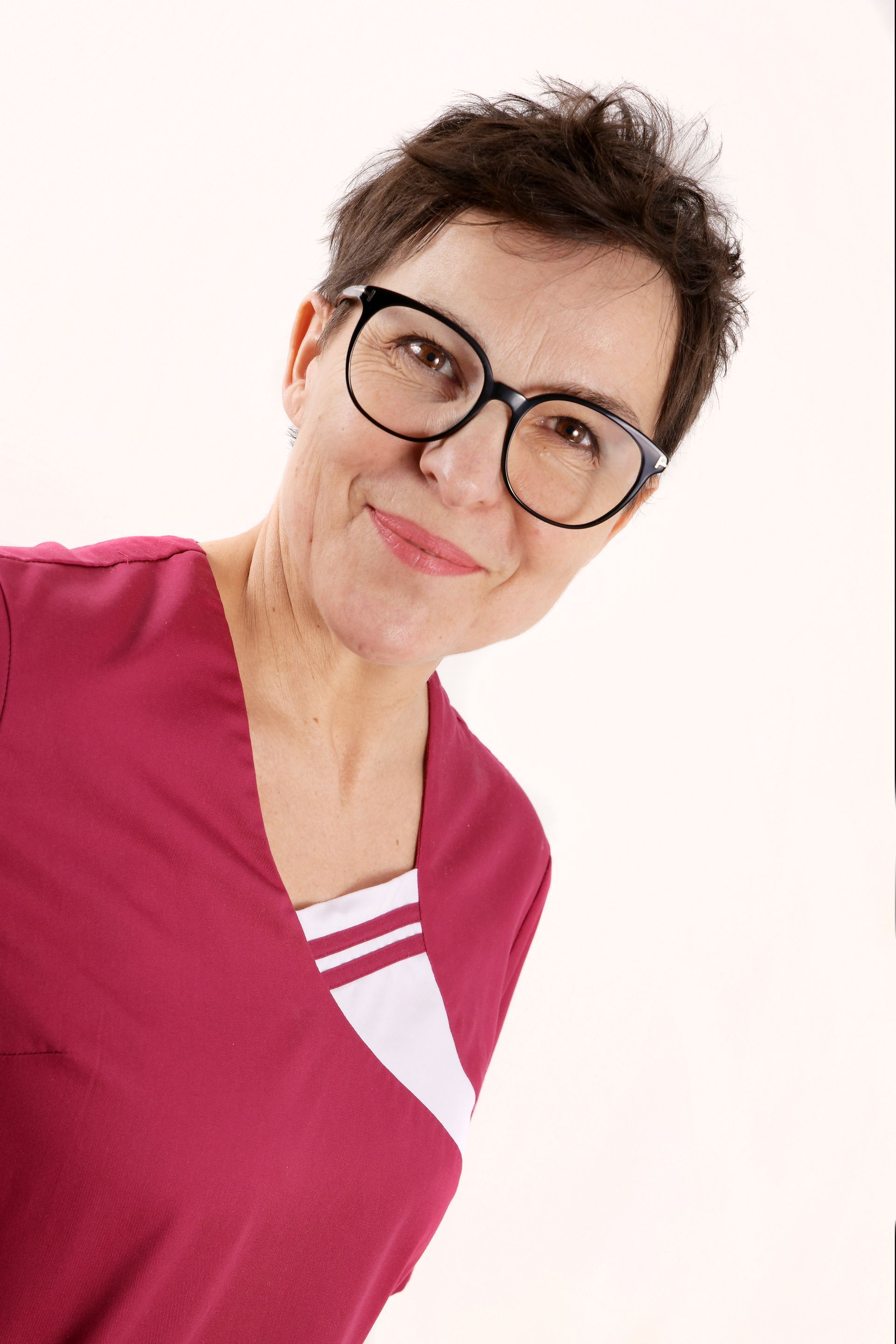 Portrait von Susann, der Tagespflegeleitung, mit kurzen dunklen Haaren, einer markanten dunklen Brille