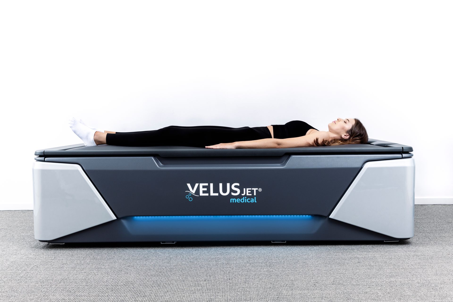 Frau liegt auf Velusjet 