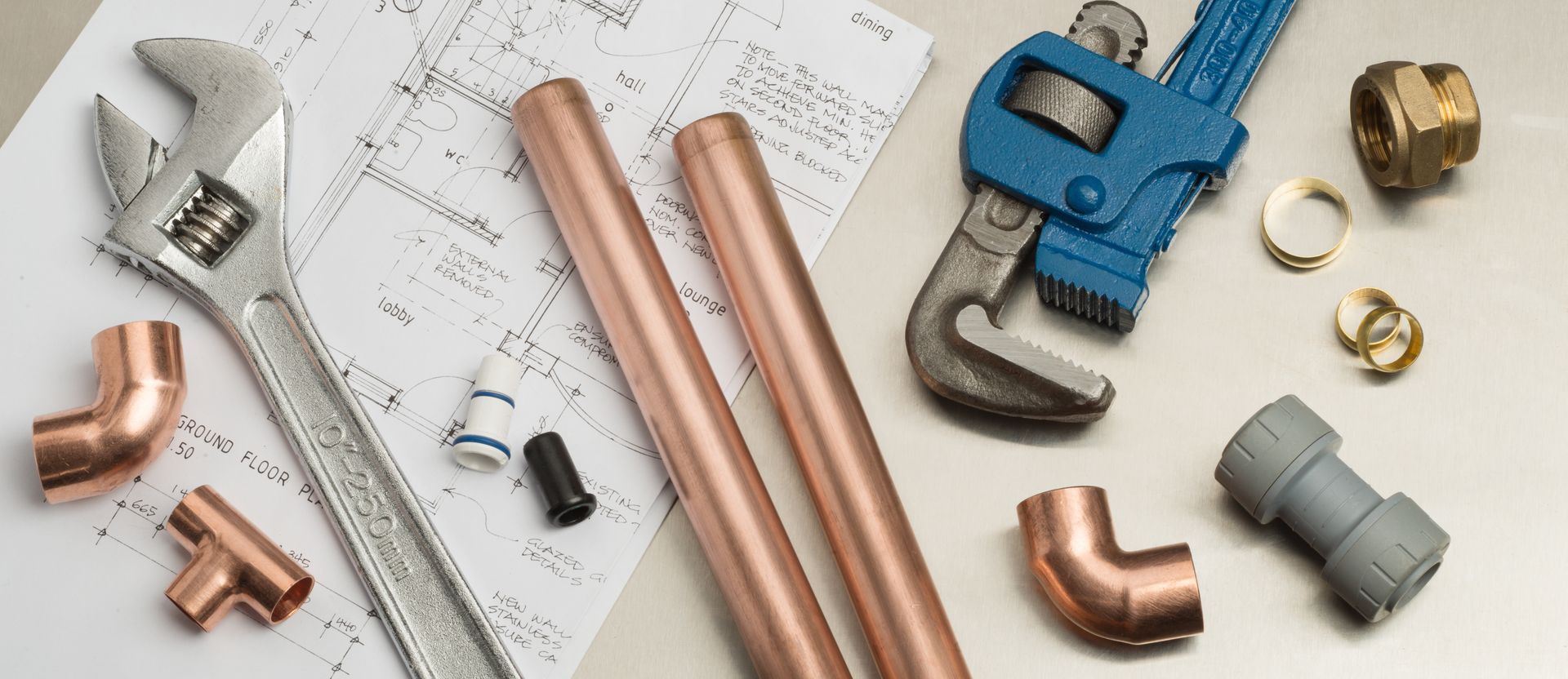 Divers outils et équipements de plomberie.