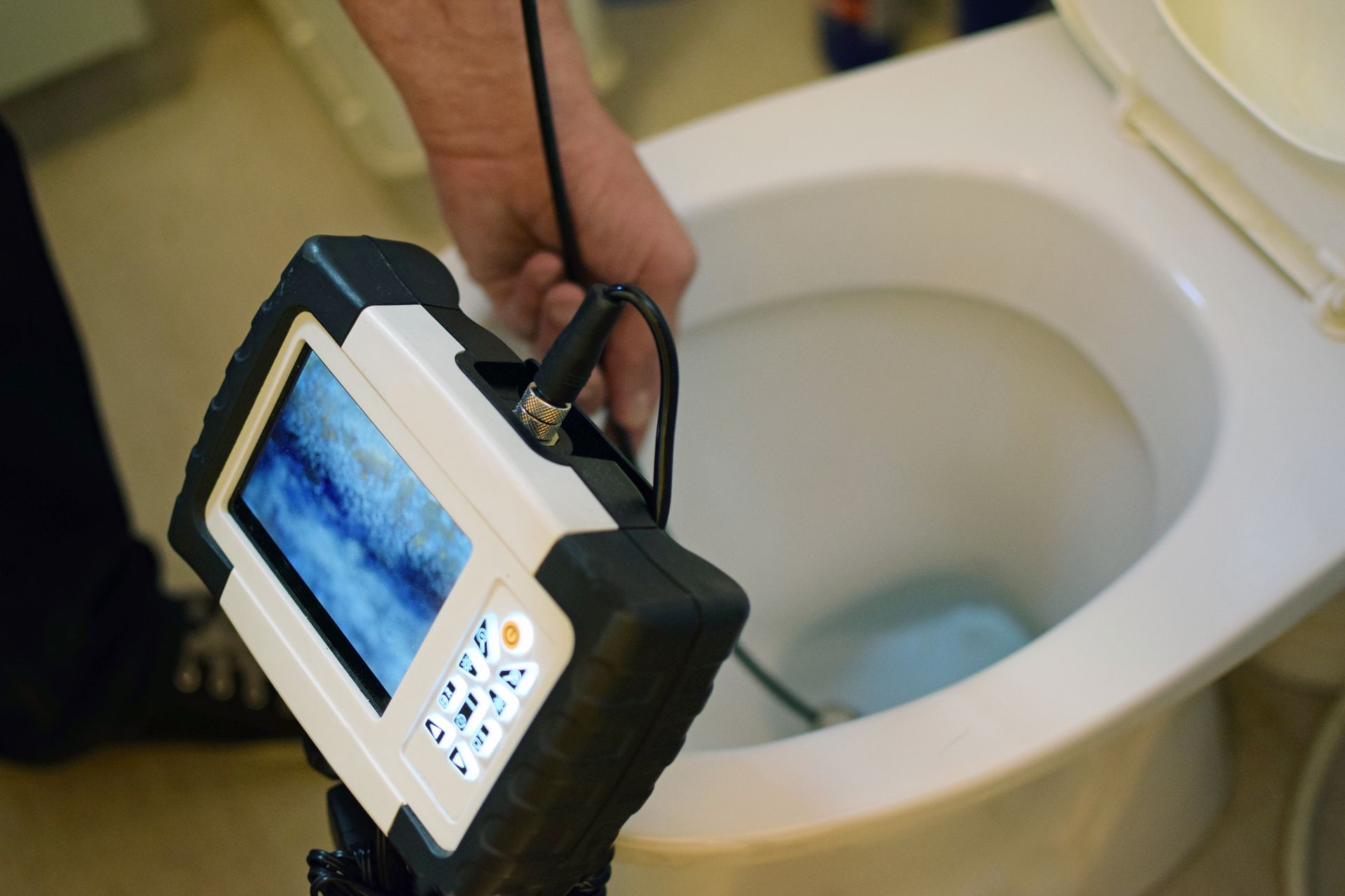 Inspection des canalisations de toilettes obstruées à l'aide d'une caméra.