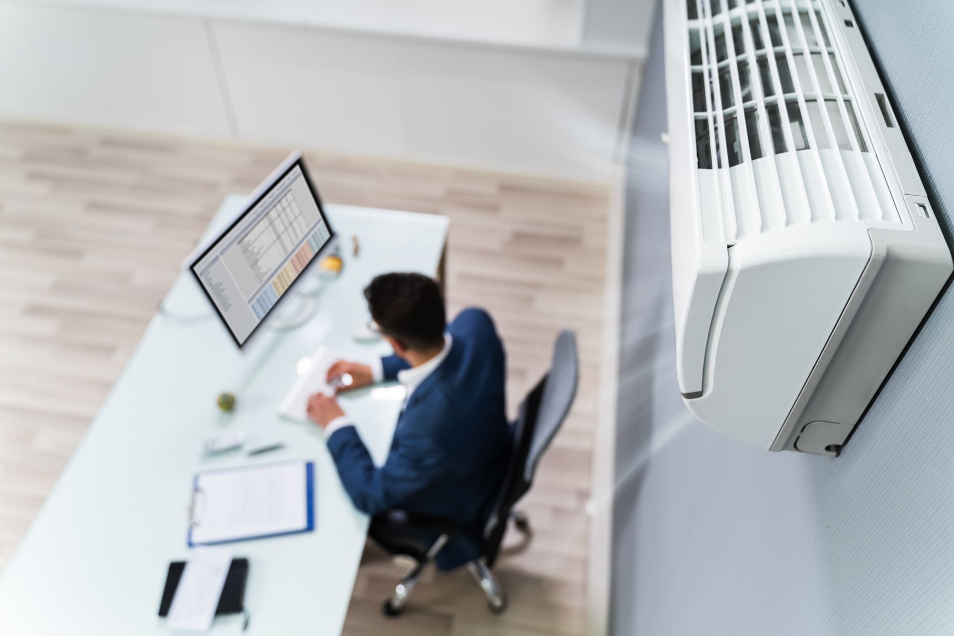 Un climatiseur mural produit de l'air frais dans un bureau.
