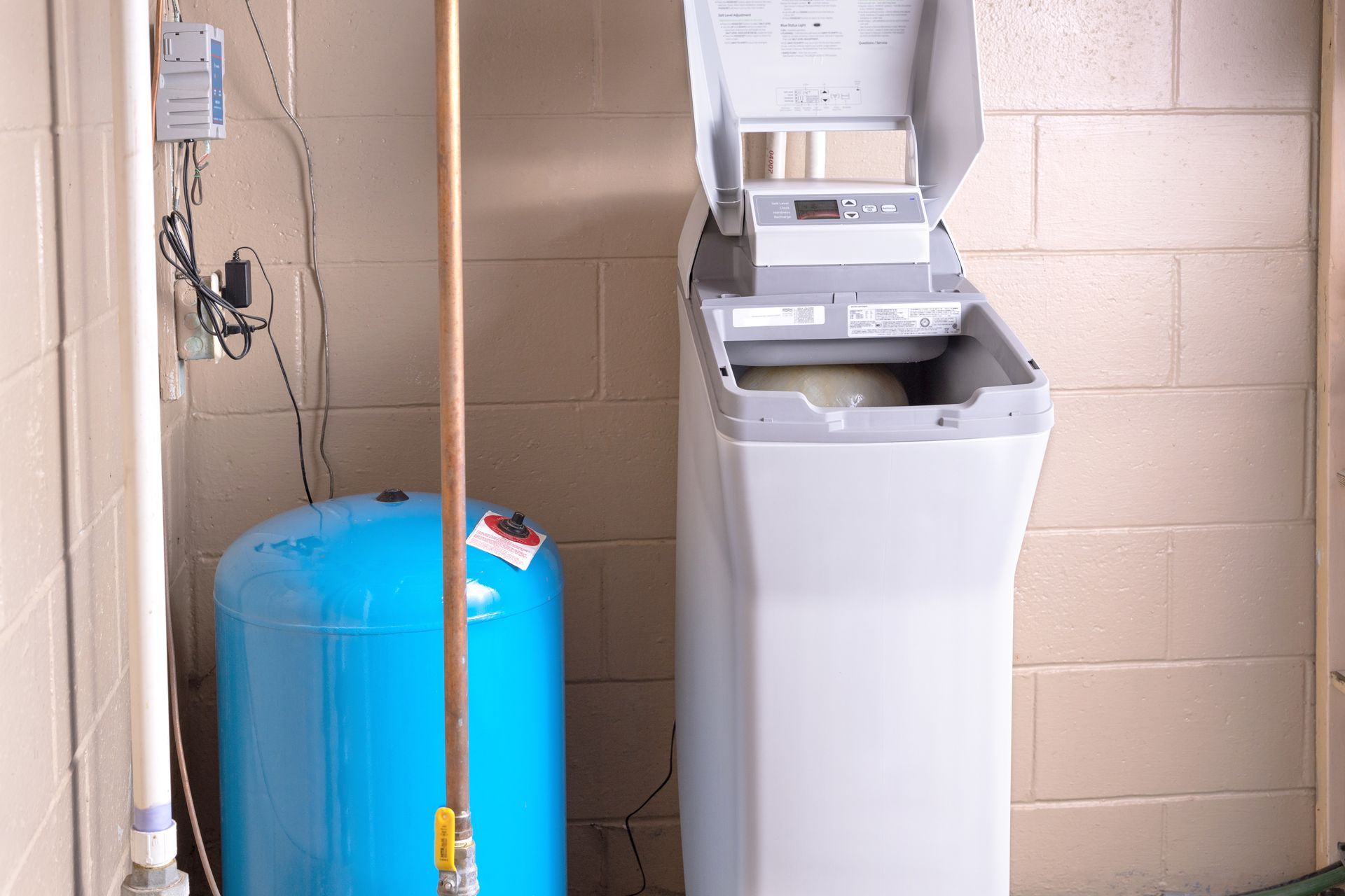 Un adoucisseur d'eau à sel installé au sous-sol.