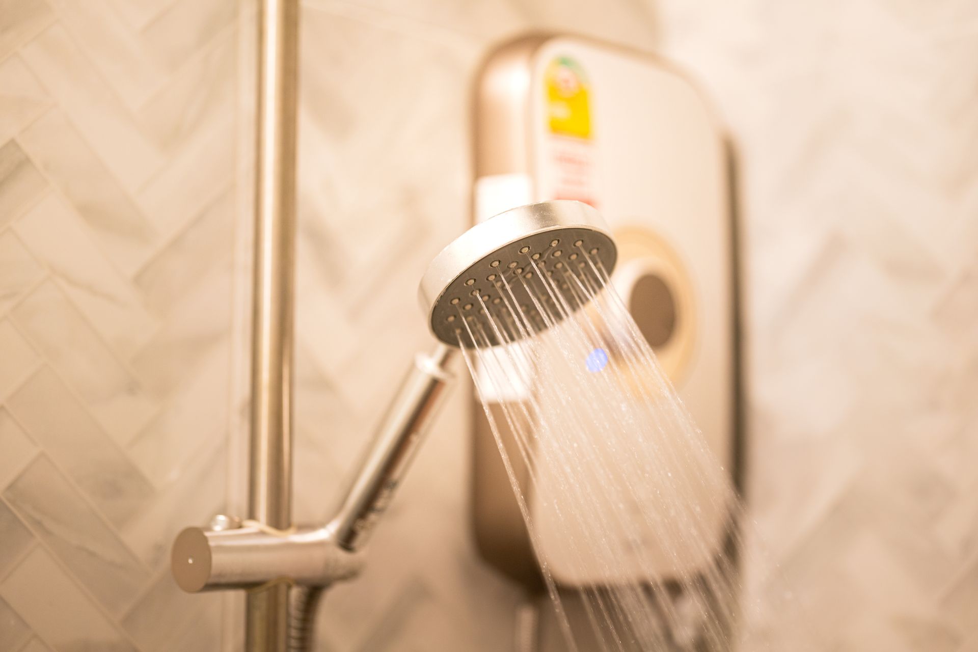 Un petit chauffe-eau électrique installé dans une douche.
