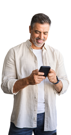 Un homme souriant regarde son téléphone portable.