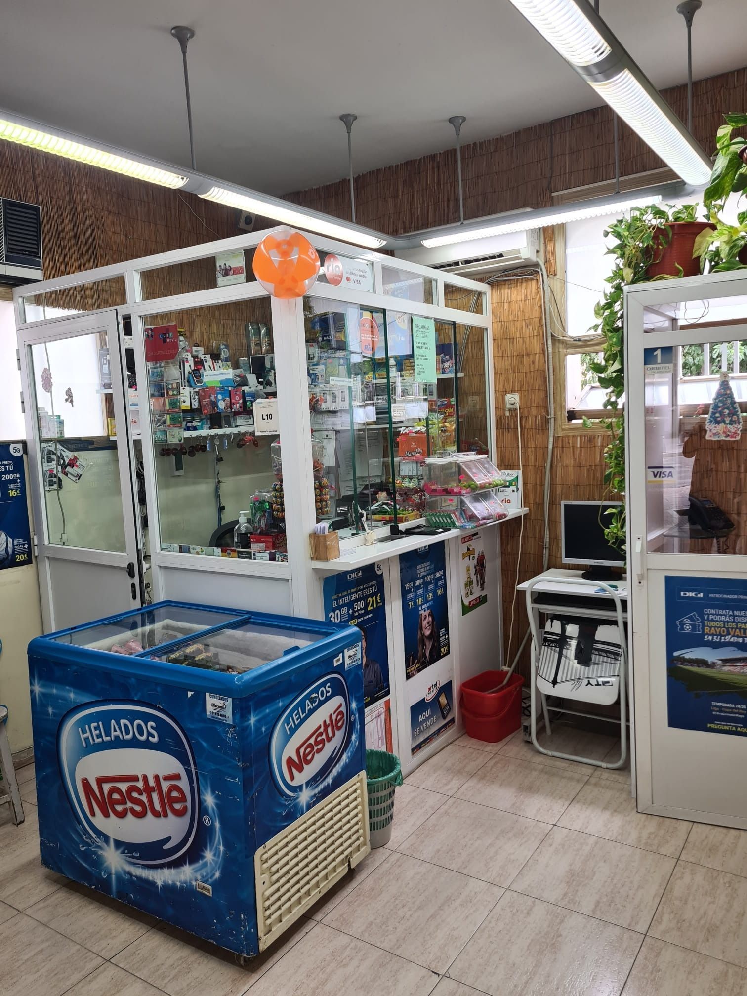 En una tienda hay un congelador de helados Nestlé.