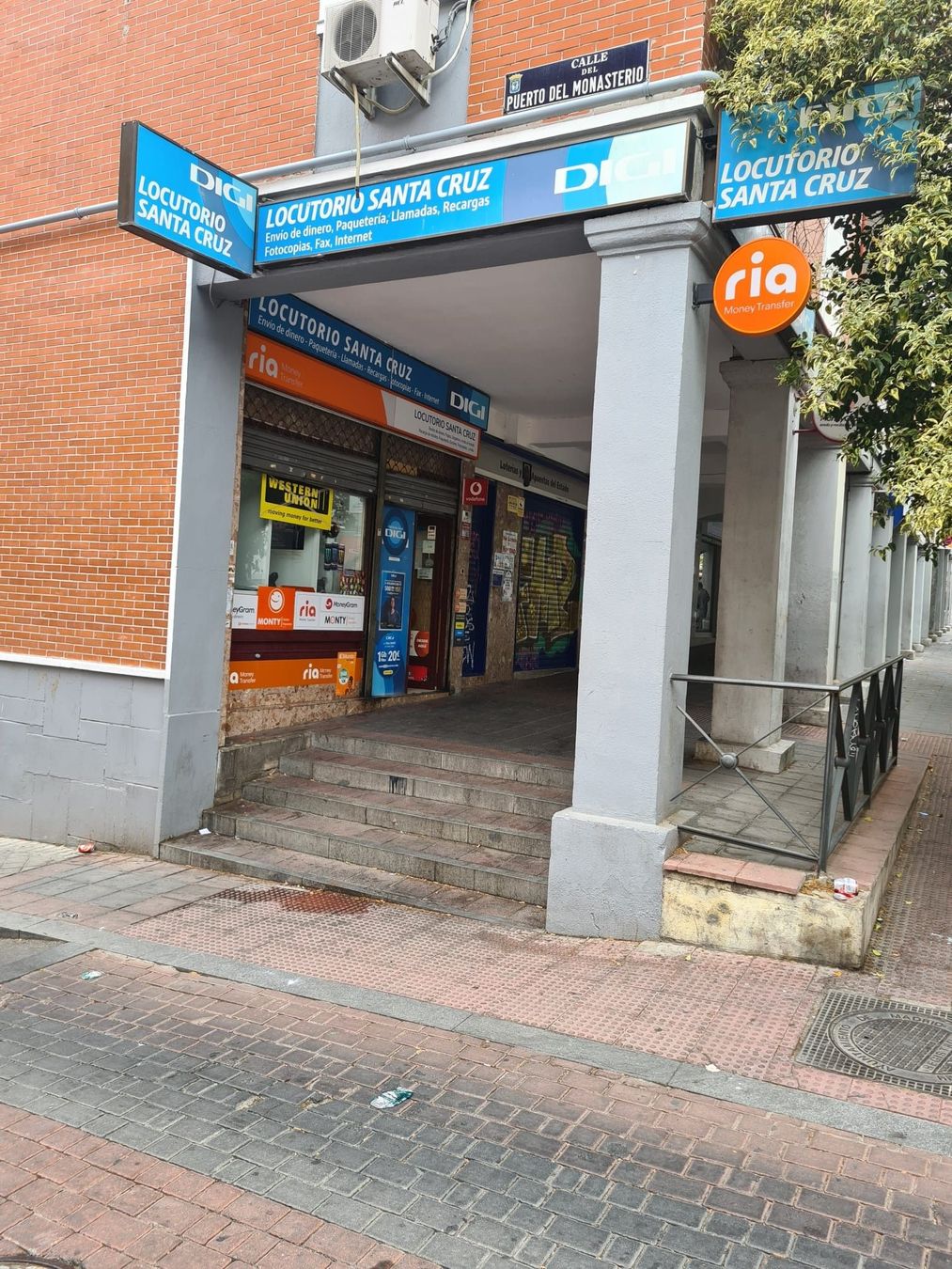 Un edificio de ladrillo con un cartel que dice ria.