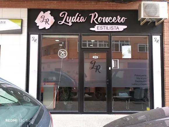 Entrada a un salón de belleza con el nombre