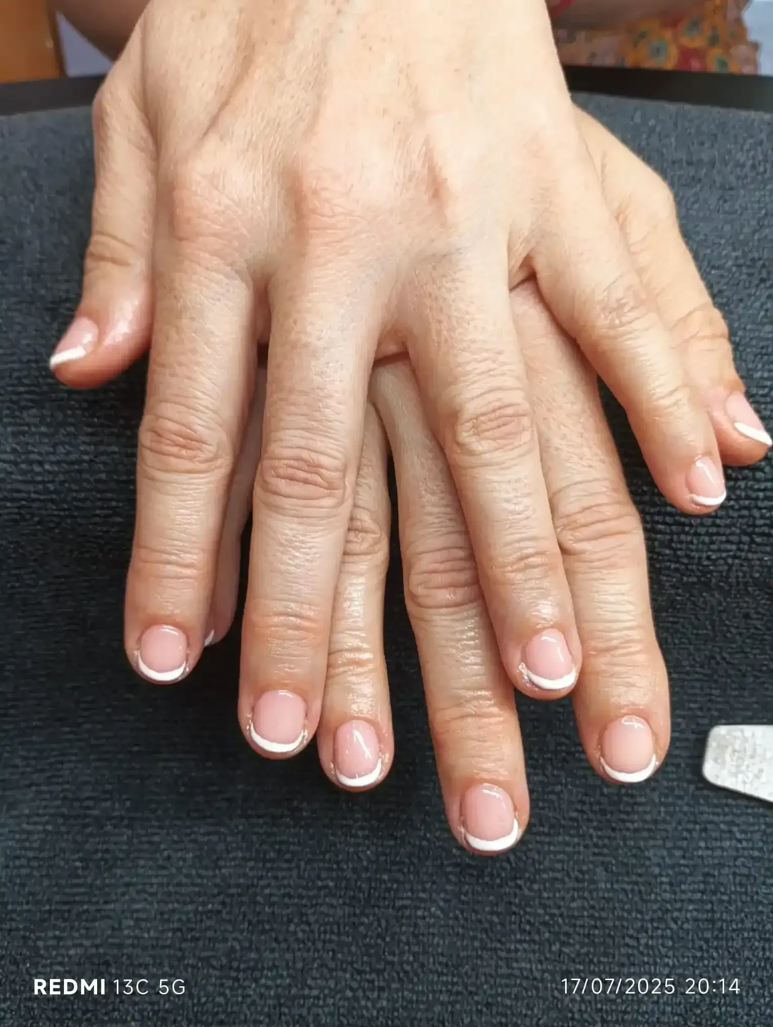 Manos con uñas manicuradas con punta francesa.