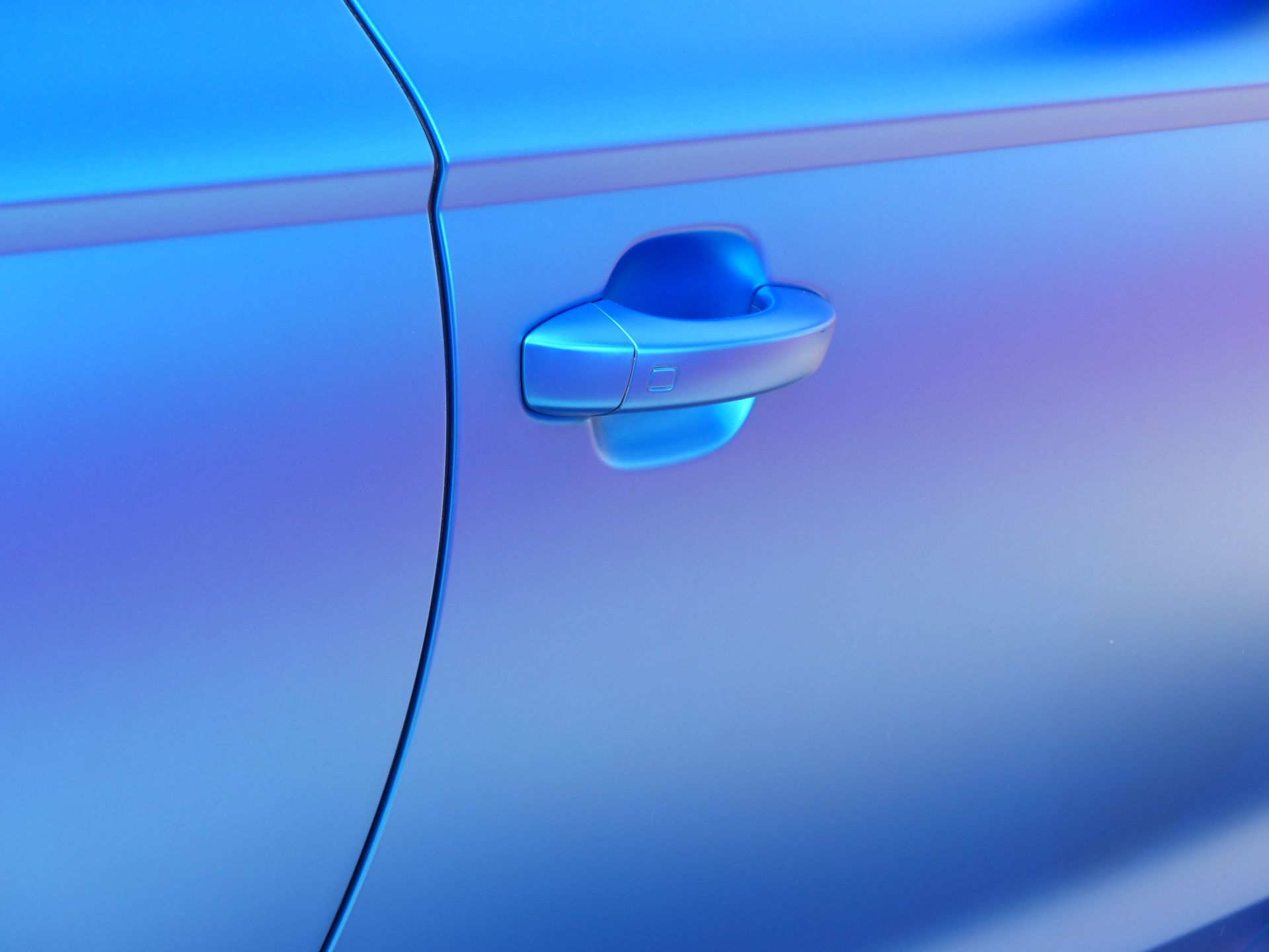 Portière de voiture bleue