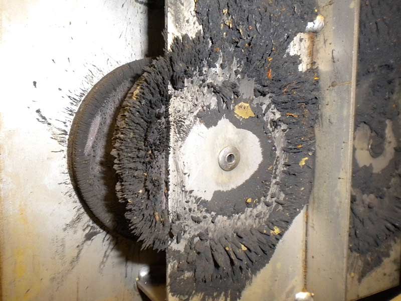 MdA in einer Bestandsanlage, Ansicht vom Eintritt, grobe Magnetitpartikel sofort am Teilleitblech in der Eintrittströmung erfasst.