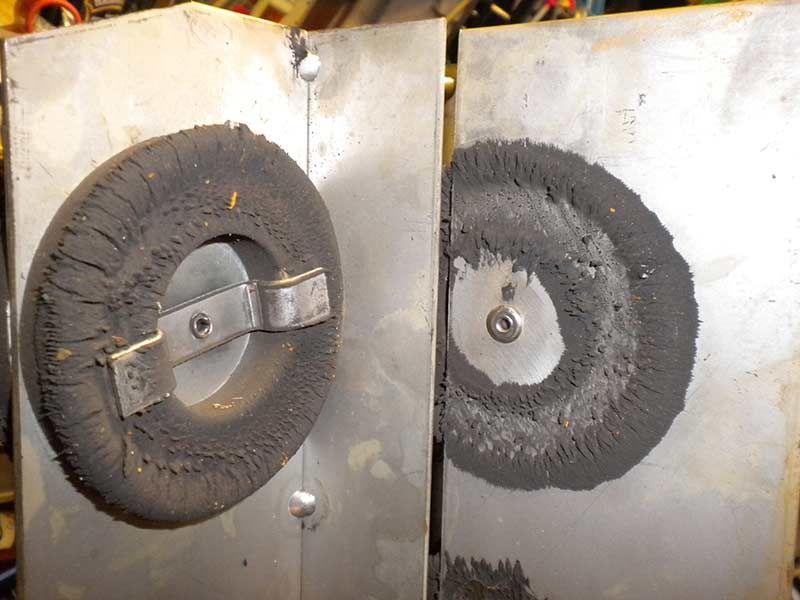 MdA neu installiert in einer Bestandsanlage, Ansicht vom Austritt, Belegung auf Magneten und Leitbleche, eine typische Magnetitablagerung