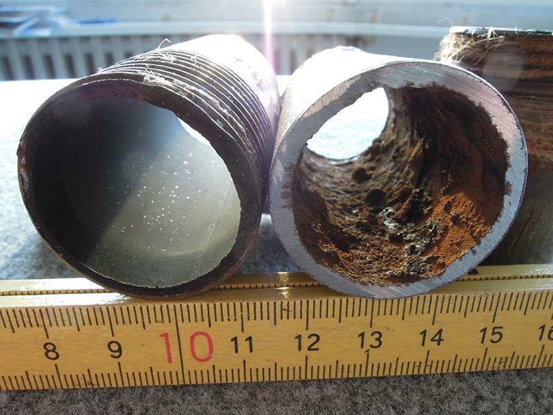 Rohrabschnitte aus Anlagen links mit MdA, rechts ohne MdA