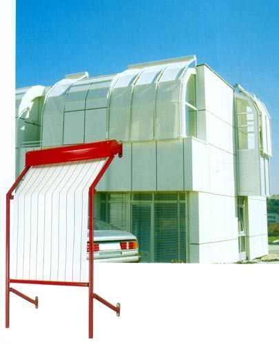 Ein weißes Gebäude mit einer roten Markise davor