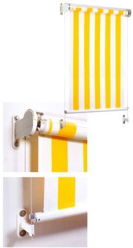 An einer weißen Wand hängt ein gelb-weiß gestreifter Vorhang.