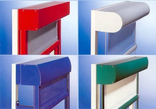 Auf blauem Hintergrund sind vier verschiedenfarbige Fensterläden abgebildet