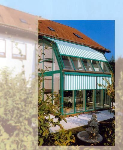 Ein Bild von einem Haus mit einer grün-weiß gestreiften Markise