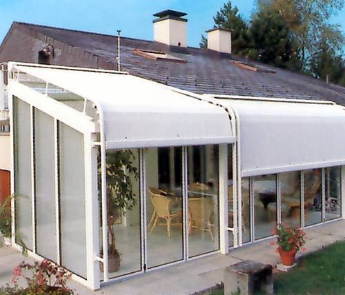 Ein Haus mit einer weißen Markise an der Seite