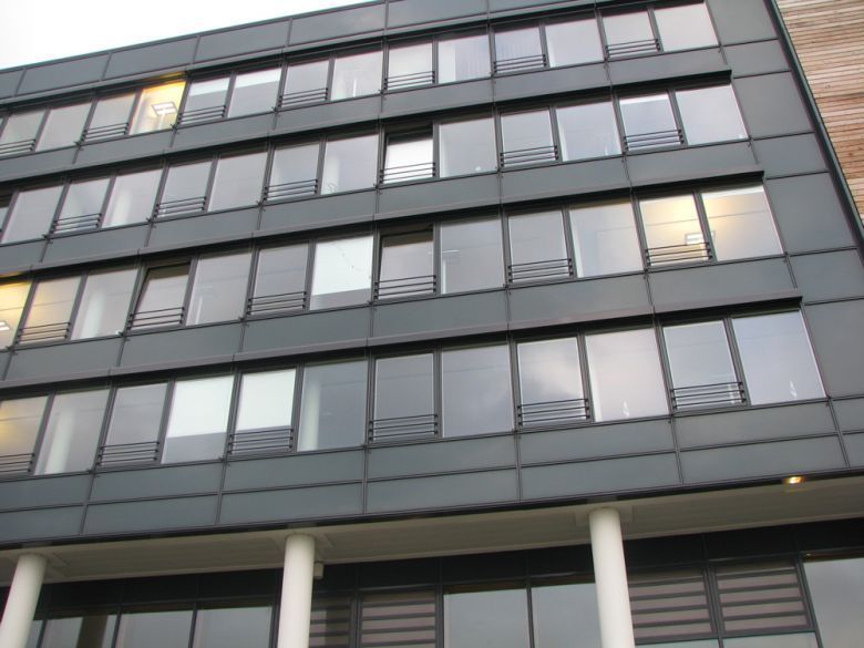 Ein großes Gebäude mit vielen Fenstern und Säulen