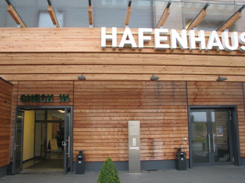 Ein Gebäude mit einem Schild mit der Aufschrift Hafenhaus