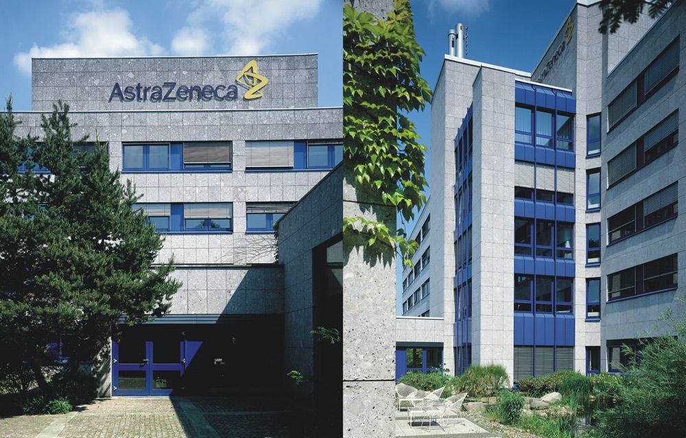 Ein Gebäude mit dem Wort AstraZeneca darauf