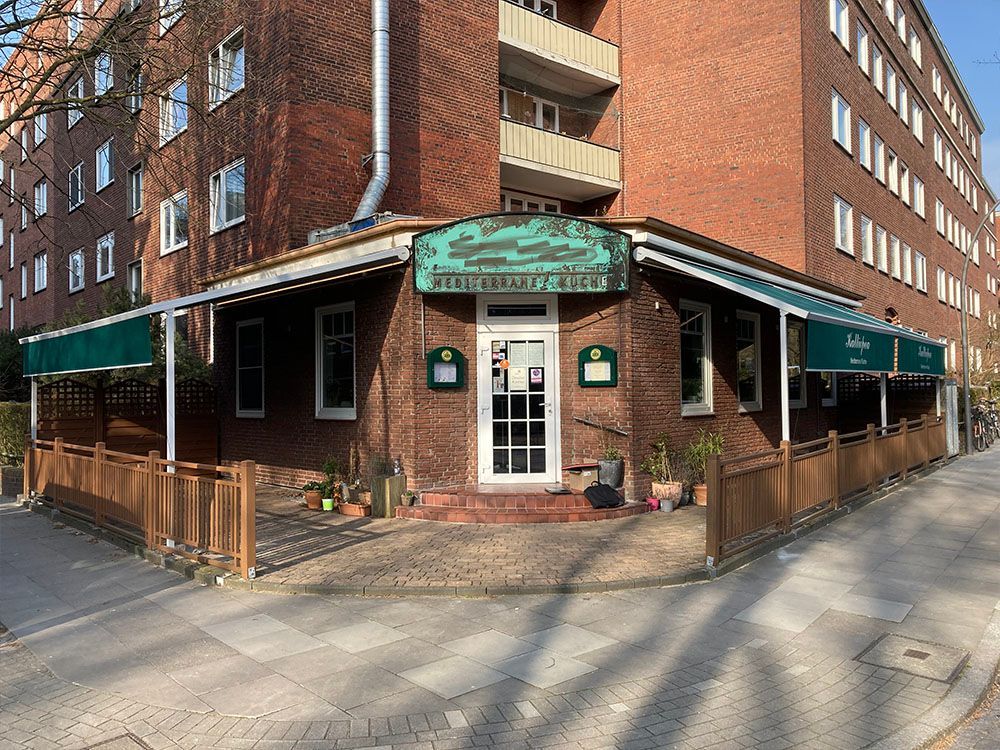 An der Ecke eines Backsteingebäudes befindet sich ein Restaurant.