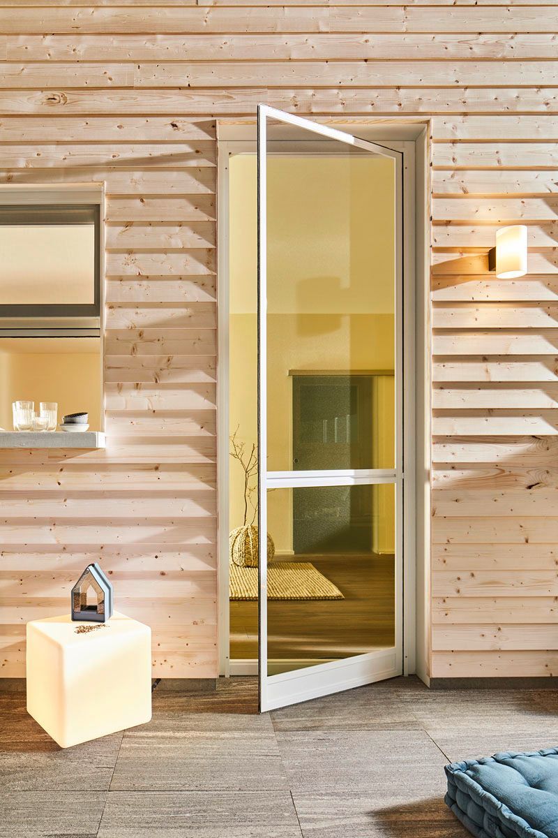 Ein Raum mit einer Holzwand und einer weißen Tür