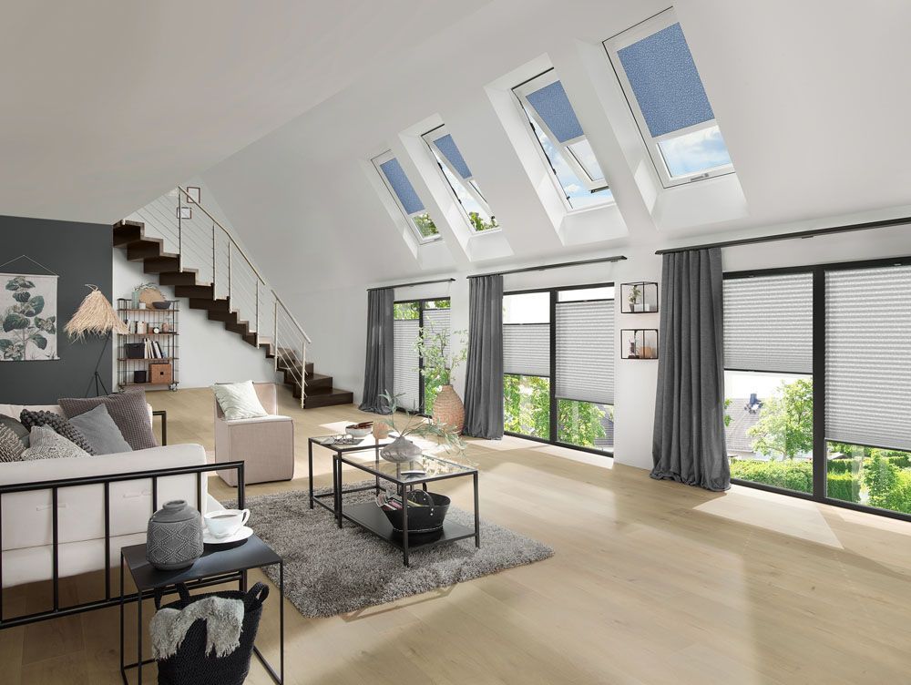 Ein Wohnzimmer mit Couch, Couchtisch und Treppe.