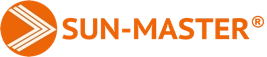 Das Sun-Master-Logo ist orange und weiß mit einem nach rechts zeigenden Pfeil
