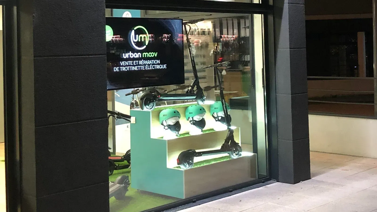 Casque de protection dans la vitrine du magasin