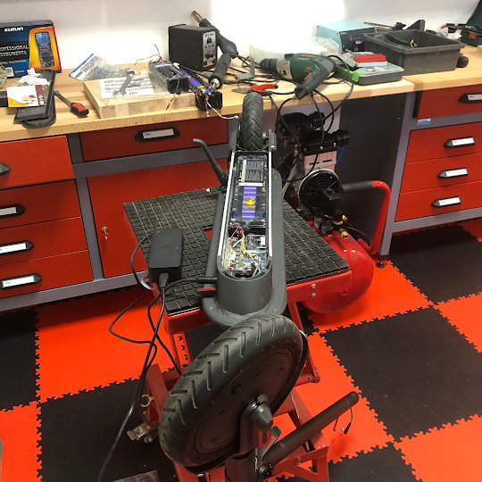 Intérieur d'une trottinette en cours de réparation à l'atelier