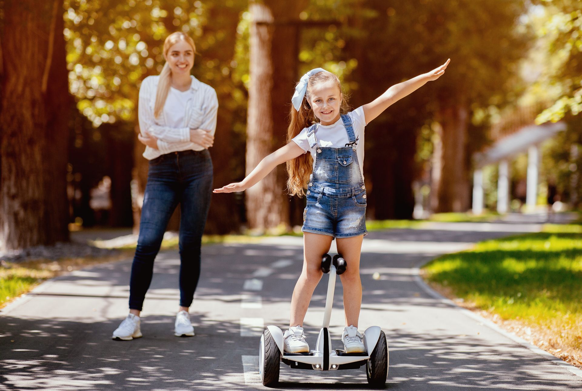 Petite fille sur un Segway