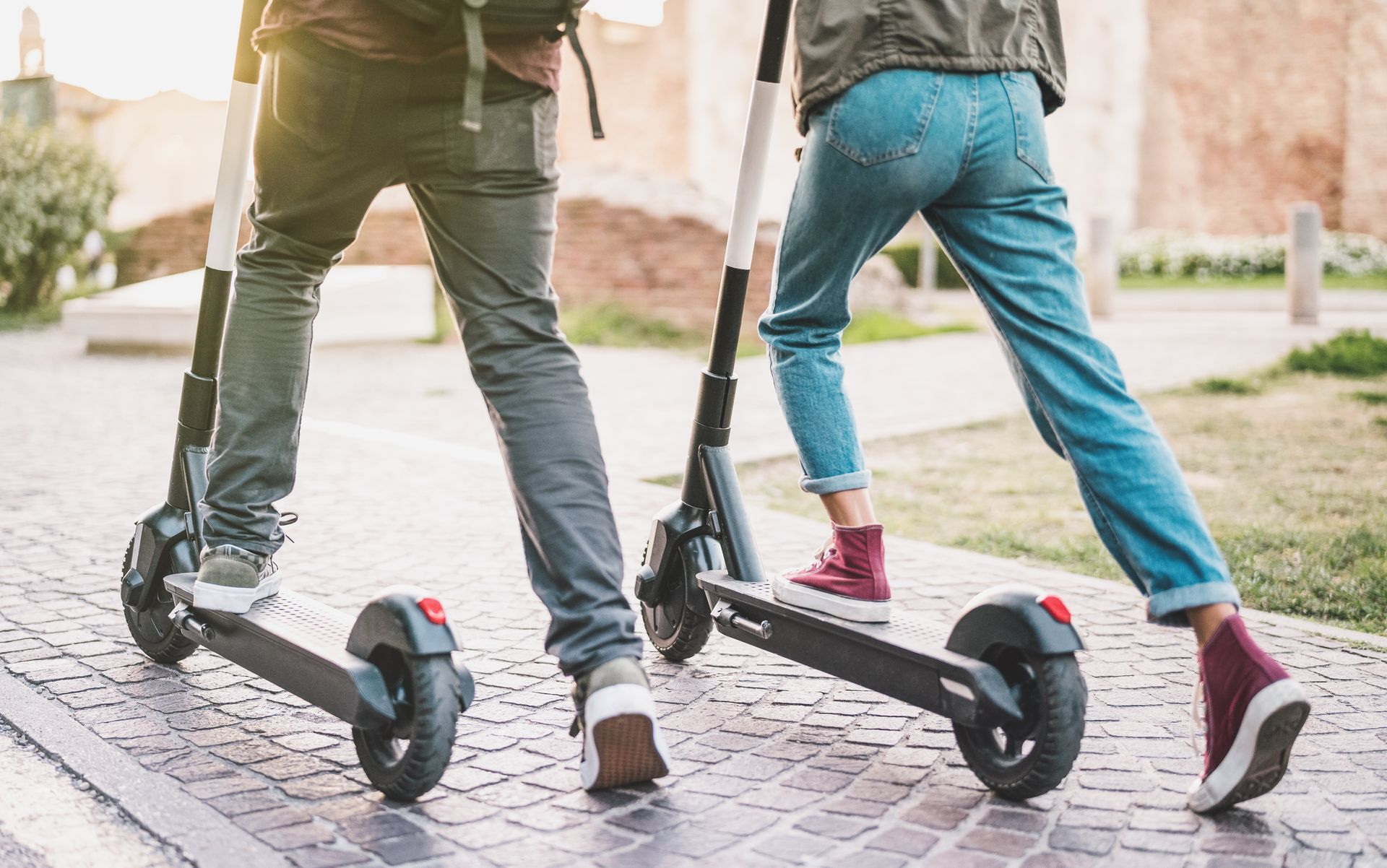 Deux personnes sur leurs trottinettes