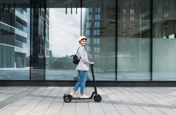 Jeune femme sur une trottinette électrique