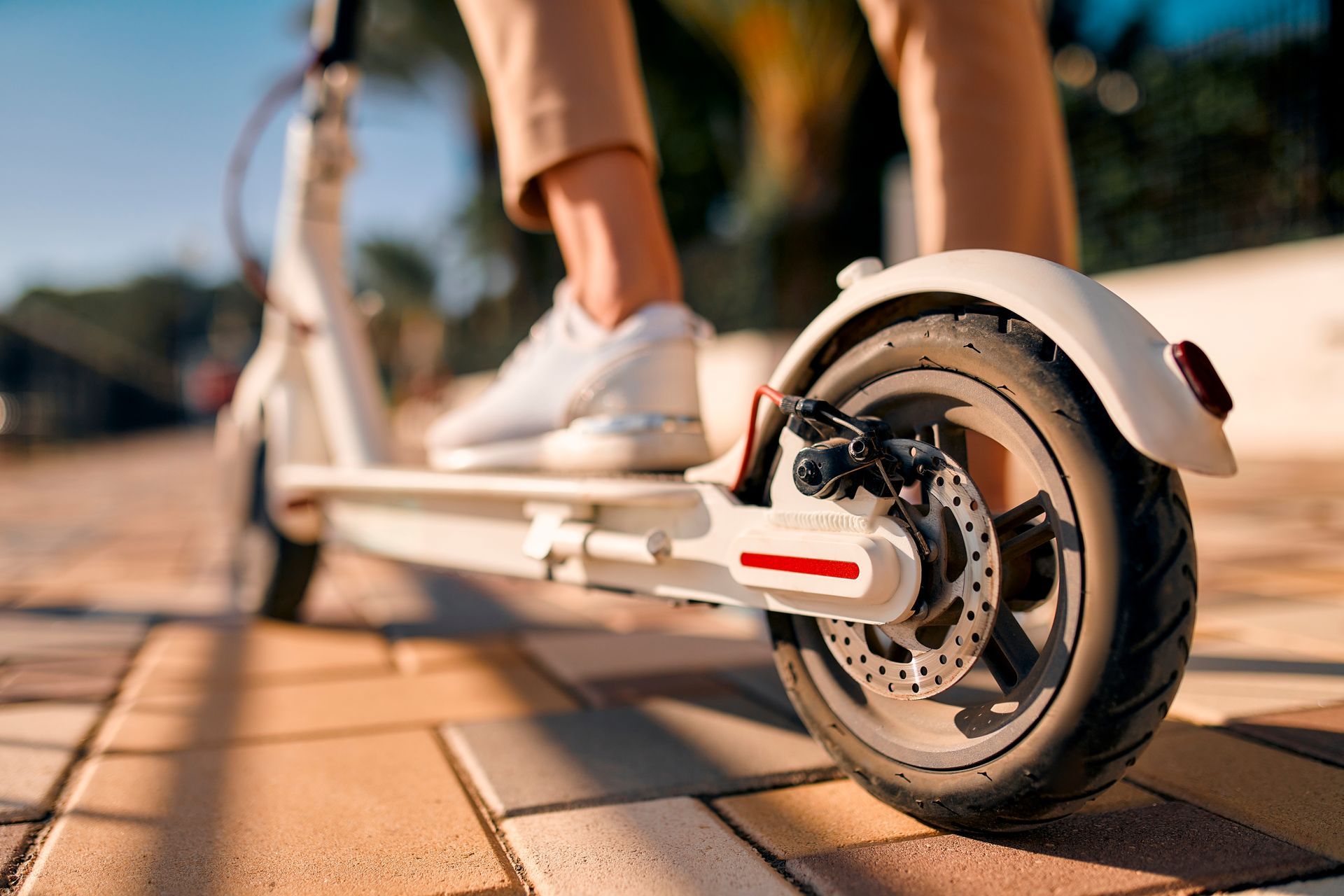 Zoom sur la roue arrière d'une trottinette électrique
