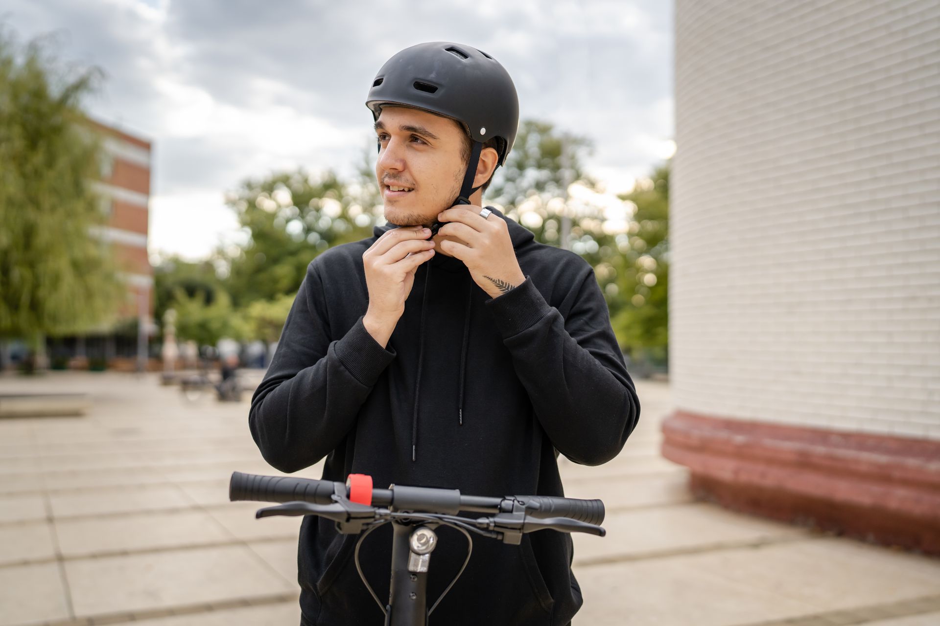 Jeune homme mettant son casque