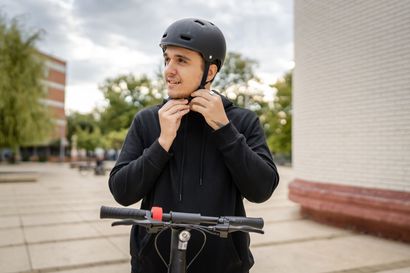 Jeune homme mettant son casque