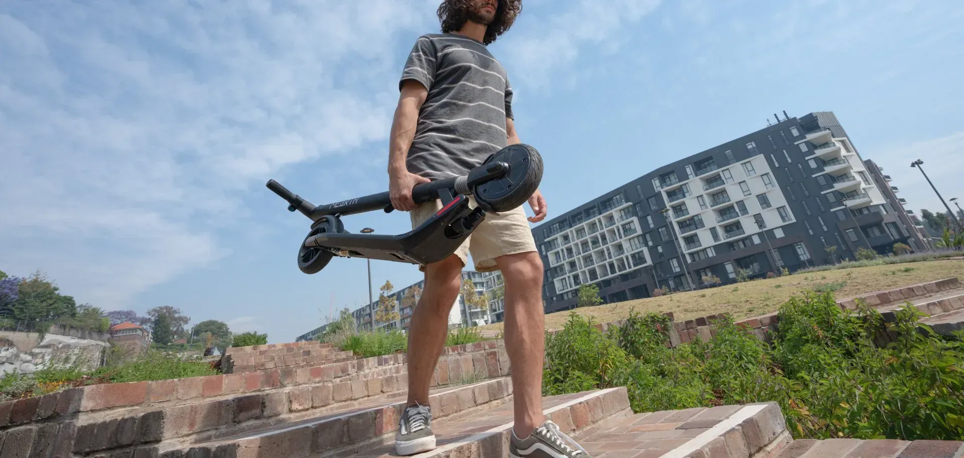 Trottinette électrique adulte pliable 25km/h en utilisation urbaine