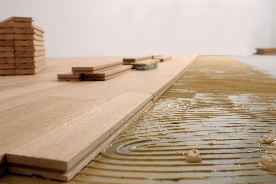 Installer le plancher en bois