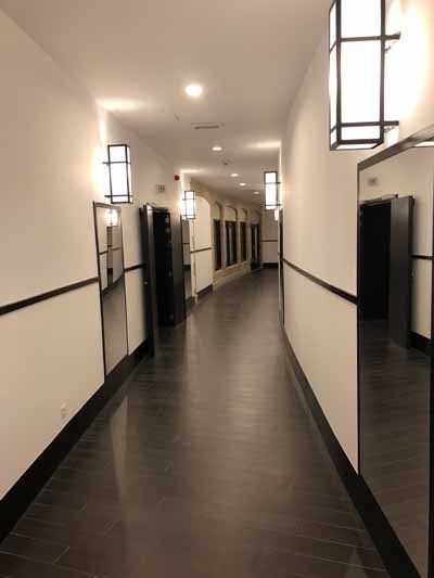 Schilderwerken hal: wit en zwart