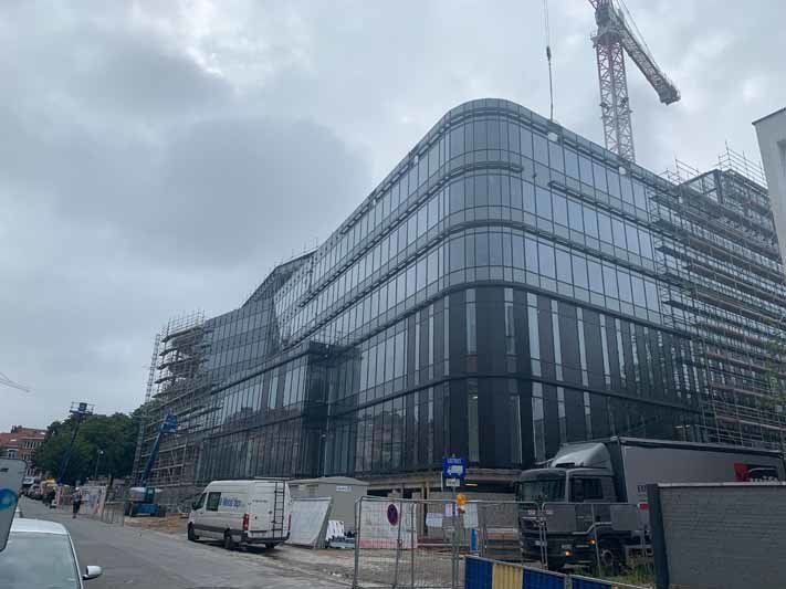 Pand met grote ramen