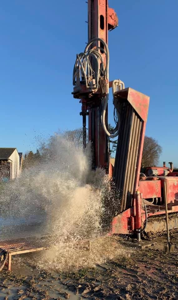 Forage d'où jaillit de l'eau