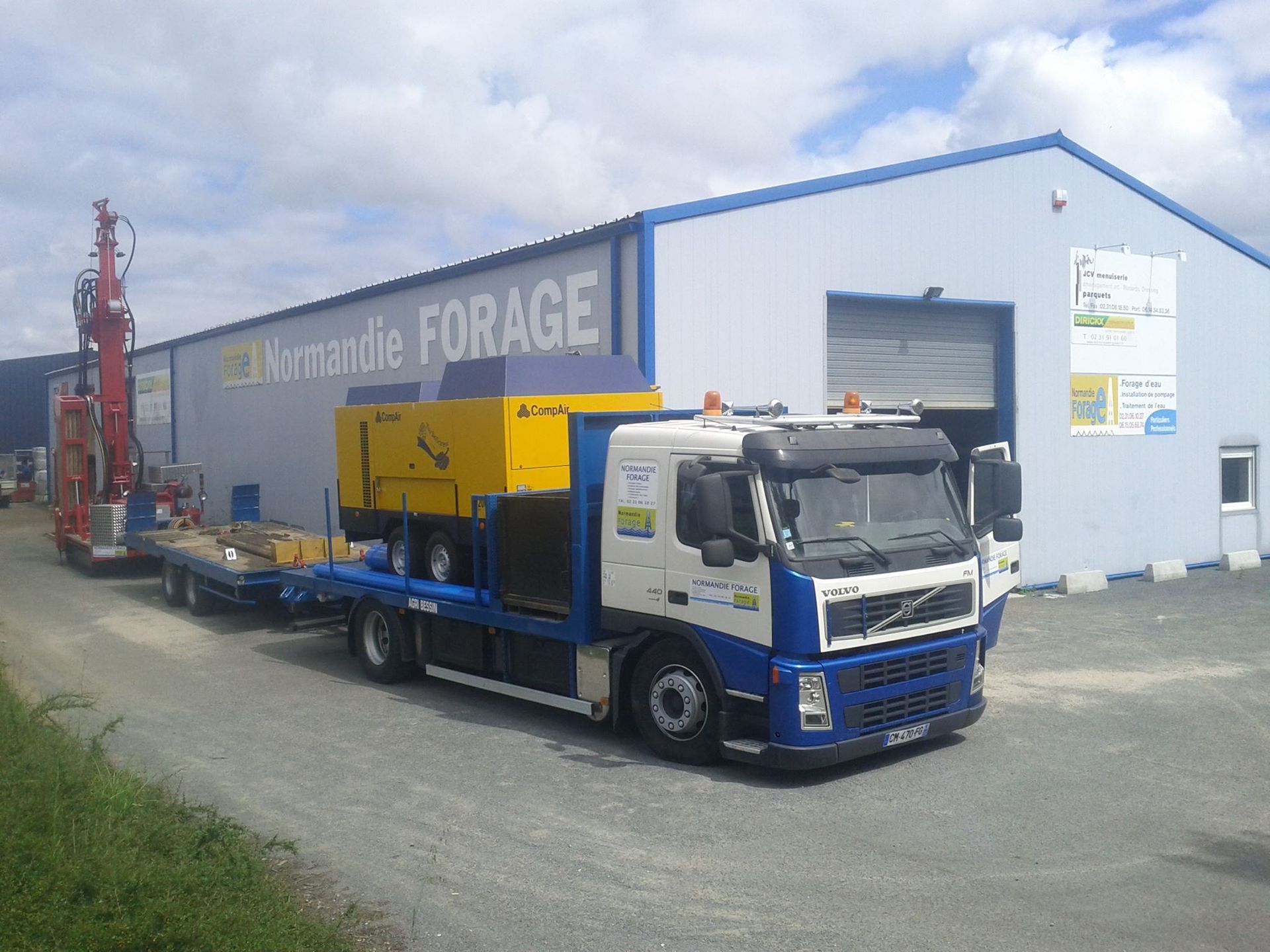 Matériel de forage transporté par un camion
