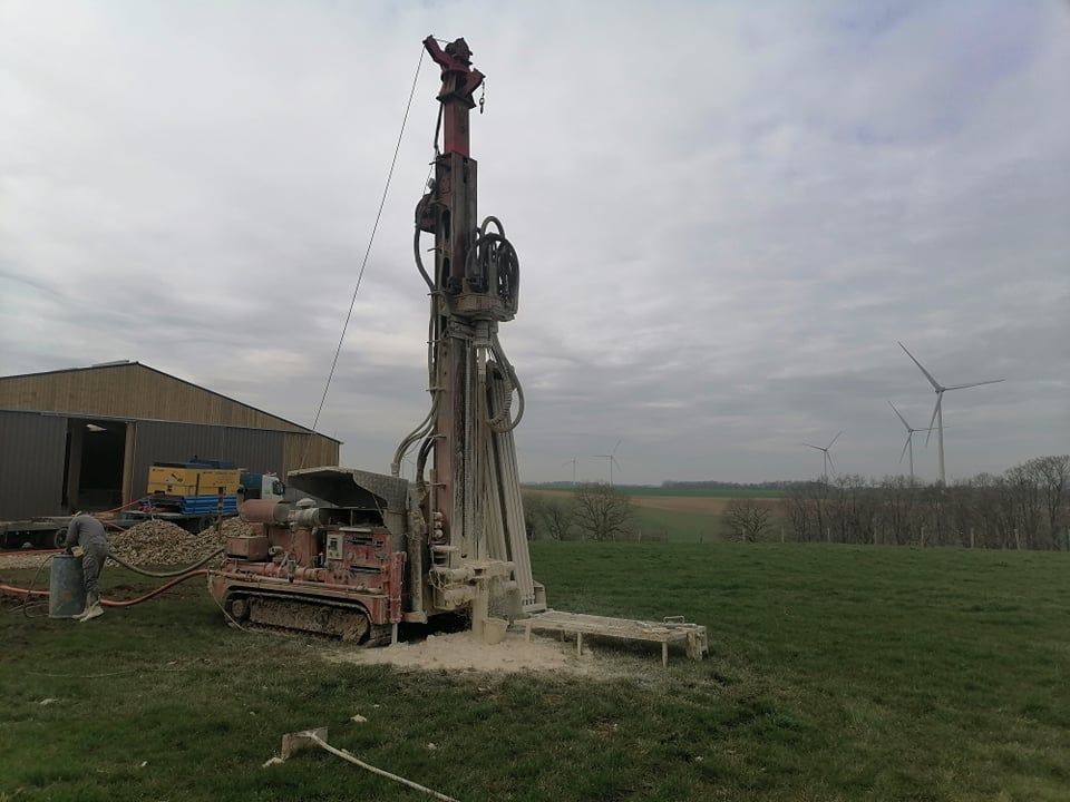 Foreuse dans un champ par temps gris