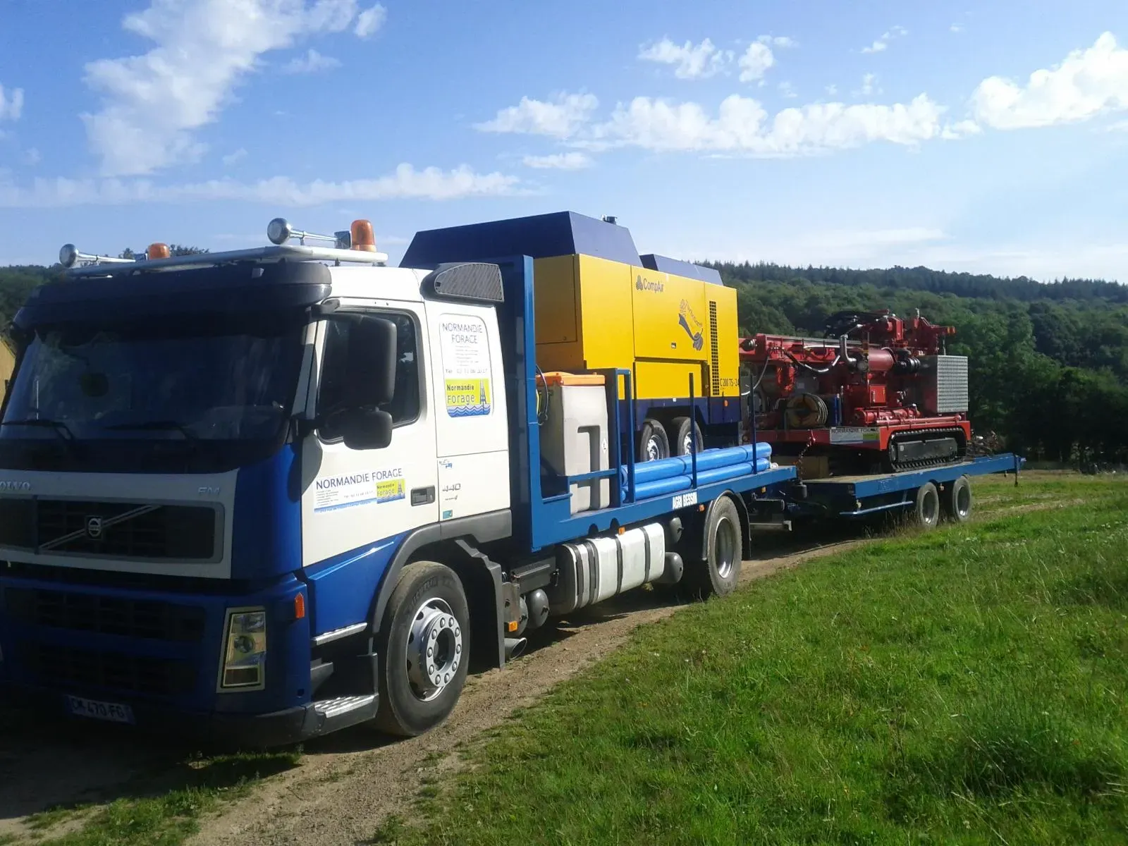 Camion Normandie Forage transportant une foreuse